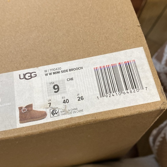 UGG Mini Brooch Boots. Sz 9 - Picture 4 of 4